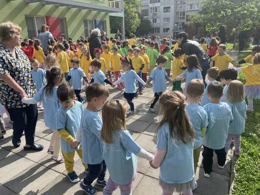 Децата от 72 ДГ в подкрепа на кампанията Now We Move България 2025