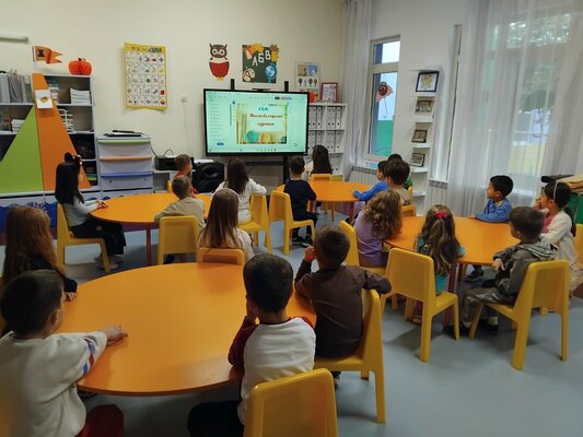 На 3 ноември децата от 72 ДГ отбелязаха Деня на българския художник